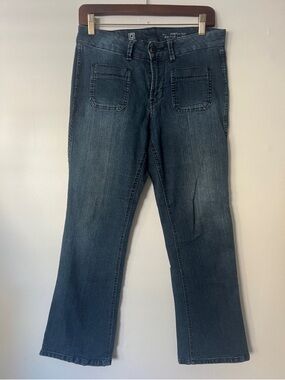 Liz Claiborne Women’s medium wash Blue Boot Cut Jeans, Size 8 petite
